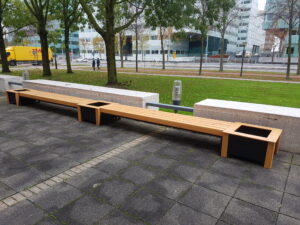 Bank zonder rugleuning van hout