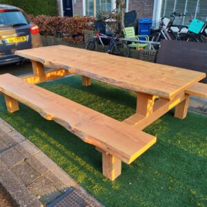 Boomstam picknicktafel handgemaakt van Douglas hout in showroom Zwolle provincie Overijssel