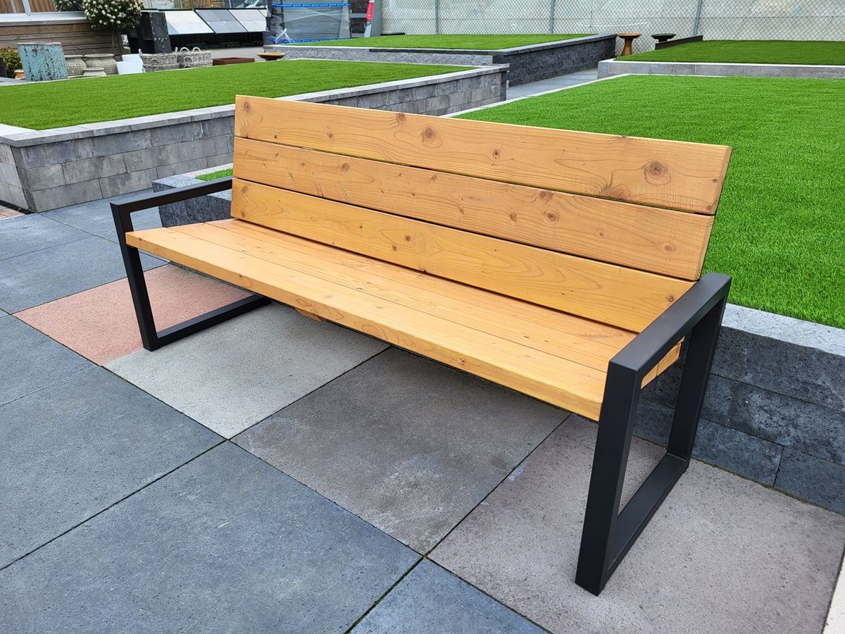 Tuinbank met rug en armleuning uit geschaafde planken
