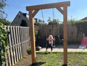 Houten Douglas schommel met duikelrek in tuin in Zwolle, op maat gemaakt door Eikshout
