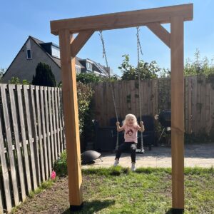 Houten Douglas schommel met duikelrek in tuin in Zwolle, op maat gemaakt door Eikshout